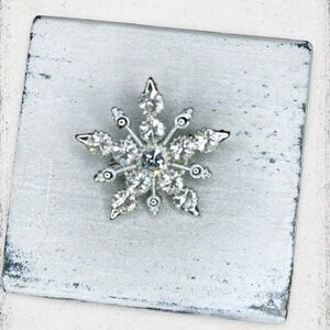 4522u. Silvertone Vintage Bling Brooch